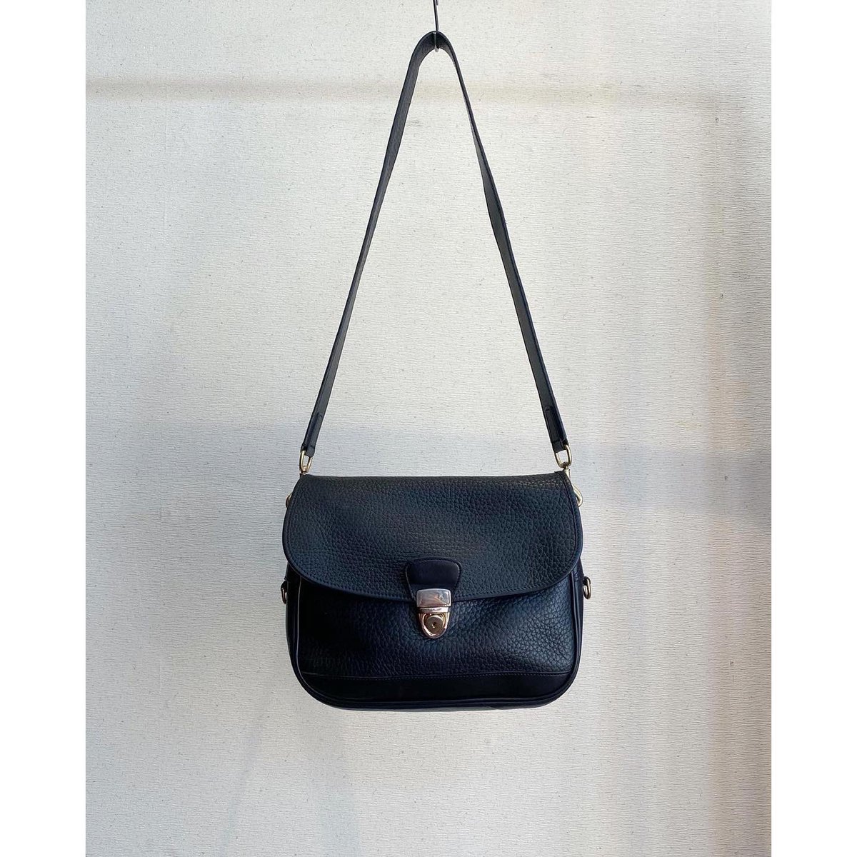 pine_wadayu_ki's tweet photo. DOONEY&amp;BOURKE
レザーショルダーバッグ
《black》

掲載商品は通販対応可能ですのでDMにてお問合せくださいませ。

#Pine 
#古着屋Pine 
#山梨 #甲府 
#古着屋 #古着 
#レディース古着 
#dooneyandbourke https://t.co/N6V5GJ9wFF