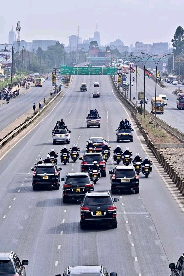 austinbutiko's tweet photo. Anyway, am concerned with the security of the presidential press. Have seen them in almost all occasions hanging on a fast moving vehicle. Why can't the government acquire them a modified motorcade. @StandardKenya @citizentvkenya @c_nyakundi @MediaCouncilK #MasculinitySaturday https://t.co/hJJlyoOKUh