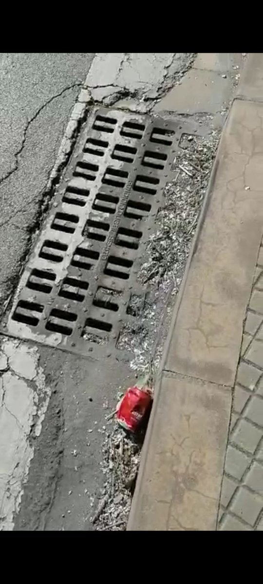 AturemC's tweet photo. Si algunes activitats industrials generen abocaments a la via pública que acaben arribant al clavegueram i al riu, què passarà de portes endins a  les indústries. No volem tanta permissivitat amb la contaminació!
#lesfranqueses #llerona #proucontaminacio https://t.co/nxNgMvne3p