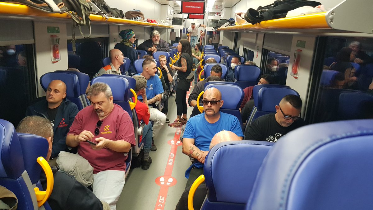 exploitpisa's tweet image. In partenza da Prato con @ColGkn per il corteo #ConvergerePerInsorgere 

Siamo in più di cento sull&apos;Inter-regionale per Bologna pront per partire con biglietto autoridotto. 

Per una mobilità sostenibile, pubblica e gratuita.

Per questo, per altro, per tutto.

#trenigratis