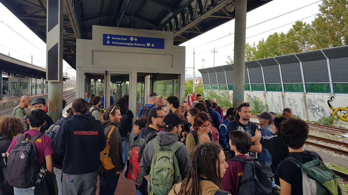 exploitpisa's tweet image. In partenza da Prato con @ColGkn per il corteo #ConvergerePerInsorgere 

Siamo in più di cento sull&apos;Inter-regionale per Bologna pront per partire con biglietto autoridotto. 

Per una mobilità sostenibile, pubblica e gratuita.

Per questo, per altro, per tutto.

#trenigratis