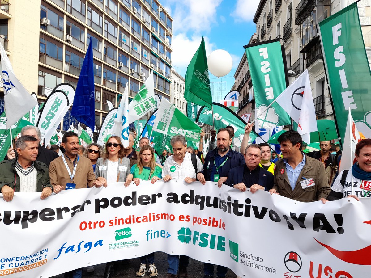 fsie_nacional's tweet photo. La Presidenta de @fsie_nacional  @aliciasepnafsie, en la cabecera de la manifestación ahora en el centro de Madrid para reclamar #SubirSalarios y #RecuperarPoderAdquisitivoYA @PacoFsie @jesuspueyoval https://t.co/XDxZ3MA75y
