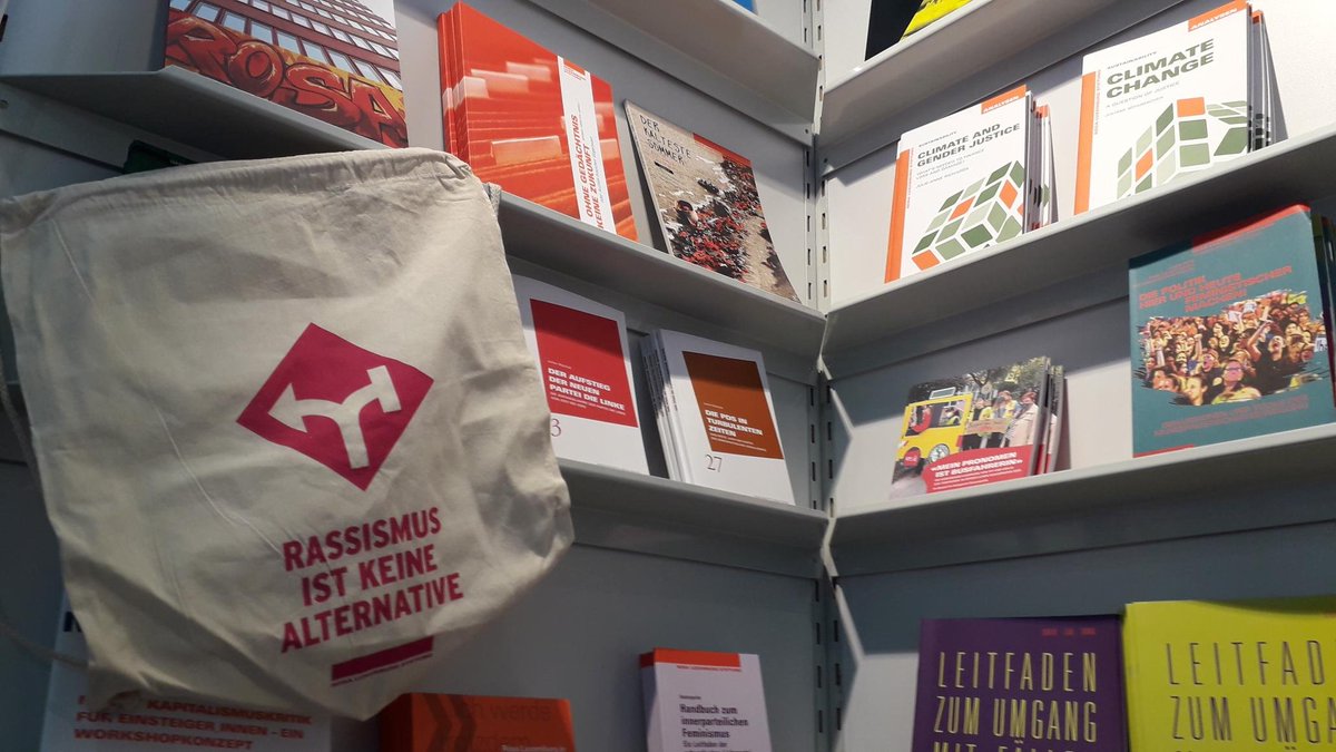 rosaluxstiftung's tweet photo. Wir kommen zwar mit dem Nachlegen unserer Publikationen kaum nach. Trotzdem: Kommt vorbei! Halle 3.1 B62. Unsere Stipendiat*innen teilen auch gern ihre Erfahrungen zu unserem #Stipendienprogramm. Nur unsere Beutel und Rücksäcke, die sind so gut wie weg! #Buchmesse #fbm22 https://t.co/HnF5l9JqoU