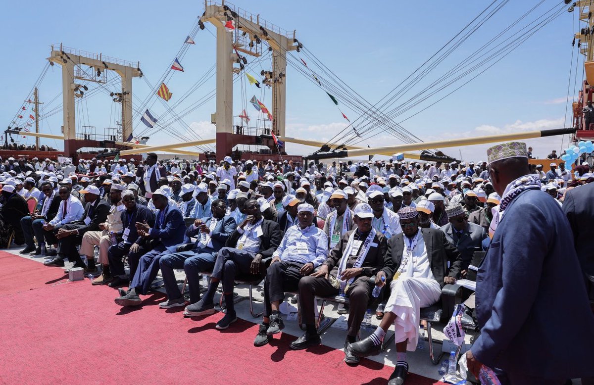 JamalGurhan's tweet image. Give me 7 Blocks, I will give you 70% deal, and my company 30%, I will raise the money from Somalis and get credit line from American investment Banks 🏦. It will be Somali owned Business; I can drill the oil and take it to market, I can refine it in Somalia 🇸🇴