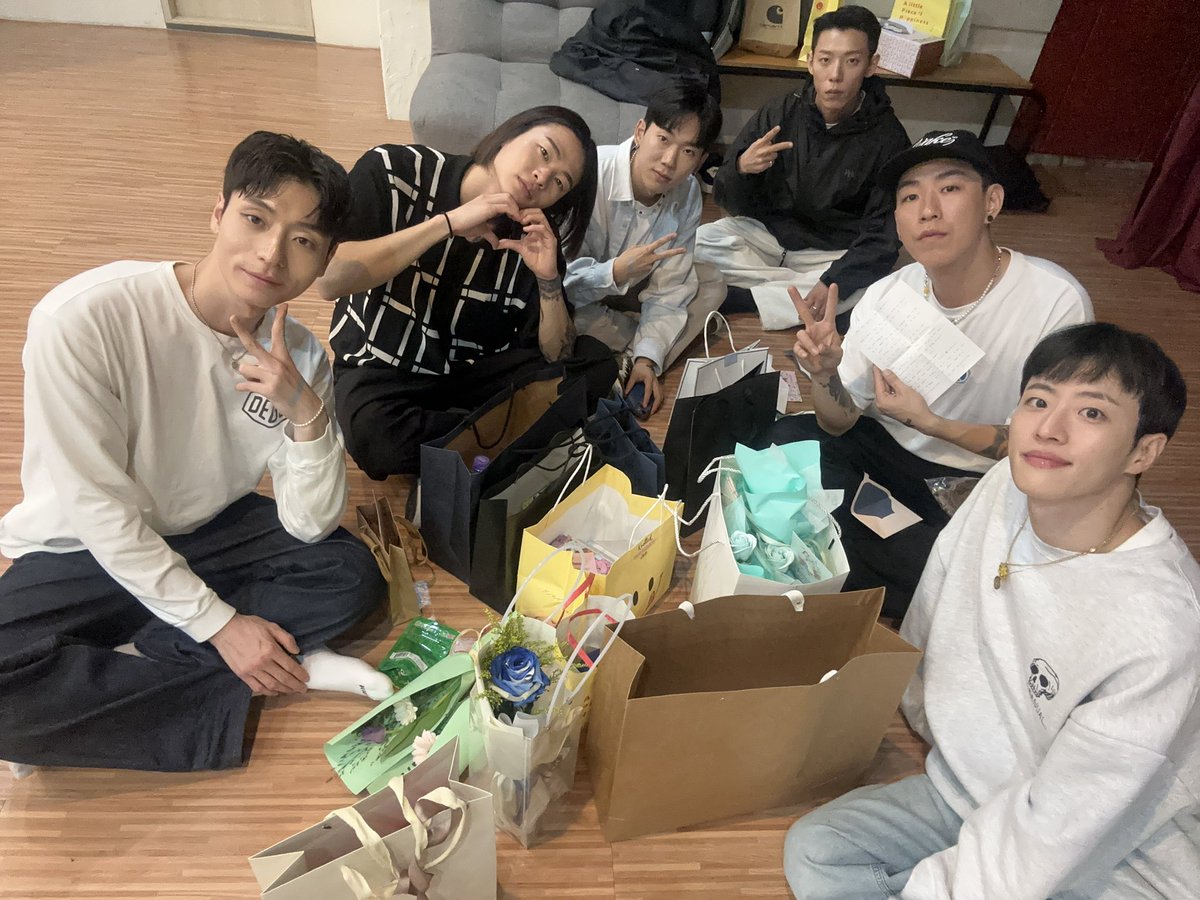 xxkgof's tweet photo. 오늘 뱅크투브라더스 응원와주신분들 너무 감사합니다😊 덕분에 좋은하루 보냅니다! 선물 전부 못받았지만 마음은 전부 담아 놓을께요🫶 https://t.co/3Ds0ux8Ade