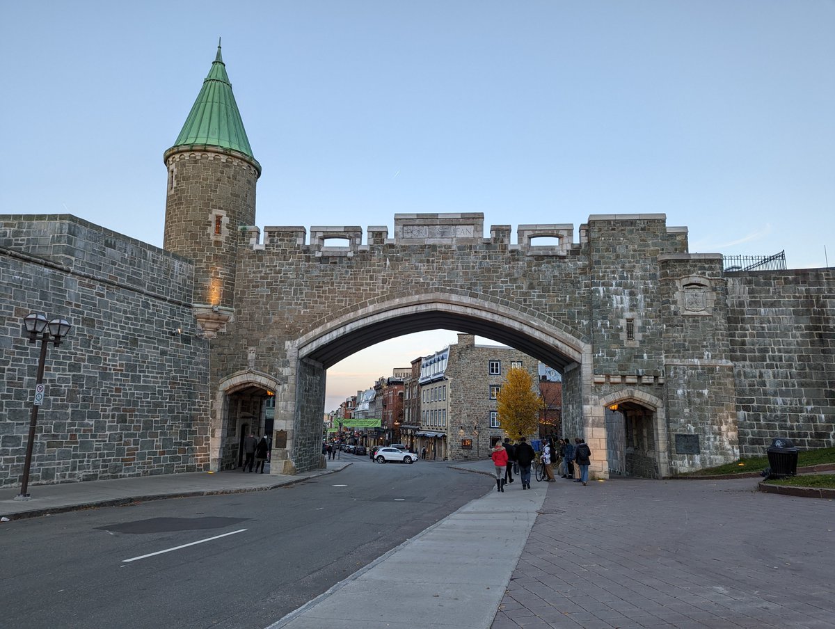 Ta vikend se potepam po Quebec Cityju. Edino mesto s še stoječim obzidjem, severno od mehike. Mestno jedro, kjer se da sprehajat, dobre restavracije, barvit lajf 😍