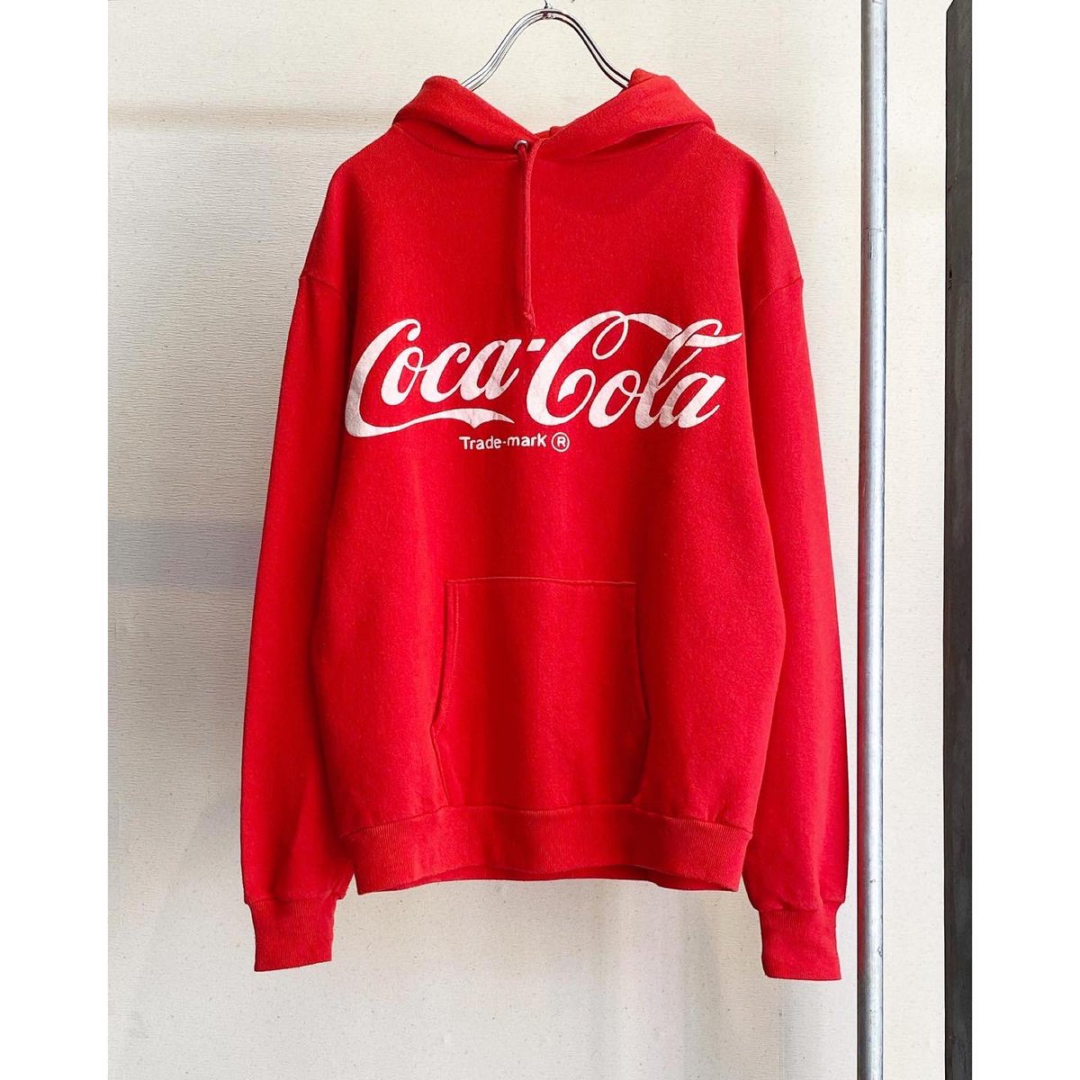 pine_wadayu_ki's tweet photo. 80's
ロゴプリントスウェットパーカー
“Coca-Cola🥤”
made in USA

掲載商品は通販対応可能ですのでDMにてお問合せくださいませ。

#Pine 
#古着屋Pine 
#山梨 #甲府 
#古着屋 #古着 
#レディース古着 
#cocacola 
#80s #1980s 
#madeinusa https://t.co/MUGfmbhabX