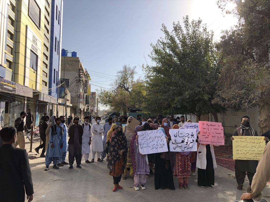 Ridasattar7's tweet photo. منزلیں بہادروں کا  استقبال کرتی ہیں ۔
بزدلوں کو راستے کا خوف ہی مار دیتا ہے ۔
#SavePhysiotherpistFuture..
@Maqbool_Baloch1 
@Senator_Baloch 
@AQuddusBizenjo 
@RindBushra 
@sakhtarmengal 
@BPA_Balochistan https://t.co/1eM8Bh89bG