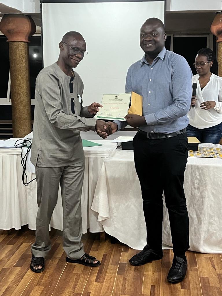 Best Clinician in MMed year one, Dr. Mulema Edrine, receiving his certificate from Prof. Ocama P. #Dinner2022. Congratulations to you, Edrine. @MakCHS_SOM @MakerereCHS