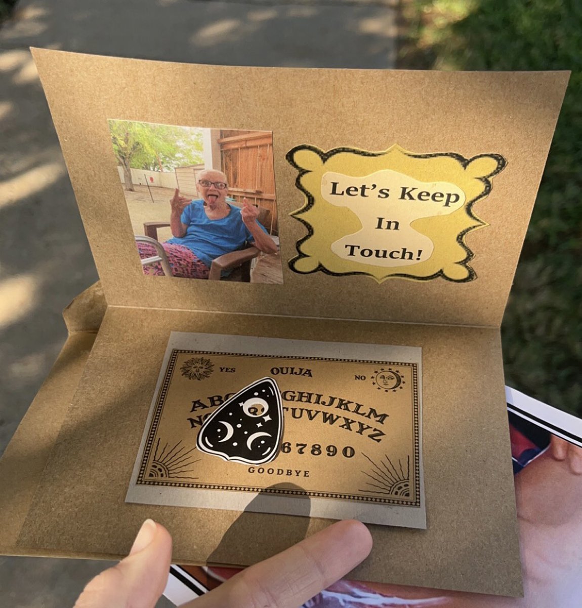 'On reste en contact' : au Texas, une mamie qui a visiblement le sens de l’humour a offert des planches de Ouija à son propre enterrement. Légende Plus d'infos : bit.ly/3F1fFKv