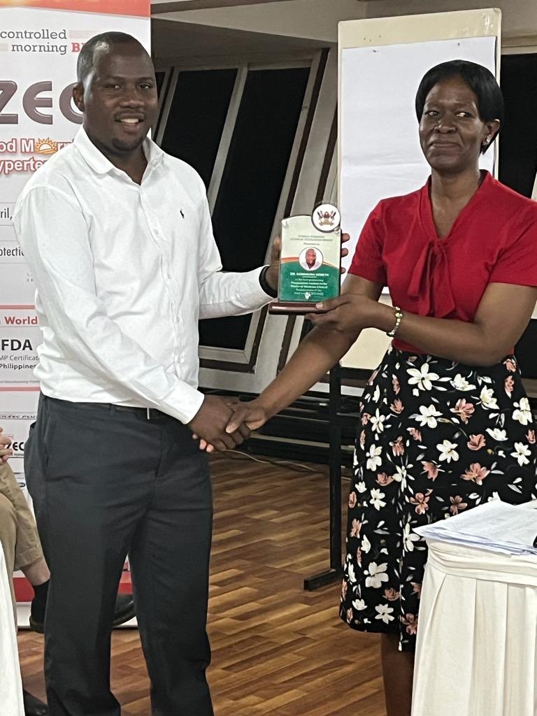 Best Clinician in MMed year Three, Dr. Kananura Keneth, receiving his award from Dr. Jane Nakibuka. Congratulations @kkananura #NewPhysician @MakCHS_SOM @MakerereCHS