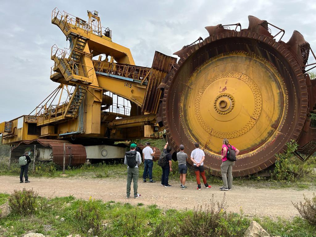 CgtUnisi's tweet photo. 🏞 Yesterday second and last #IODP #Exp385 Excursion after the meeting held at the CGT of the @unisiena.
🥾 The Pliocene-Pleistocene basin fill deposits of the Upper #Valdarno Basin and the pre-basin bedrock succession of the Tuscan Nappe.
👋🏼 Greetings from #Tuscany! https://t.co/Nkl7TeqQuF