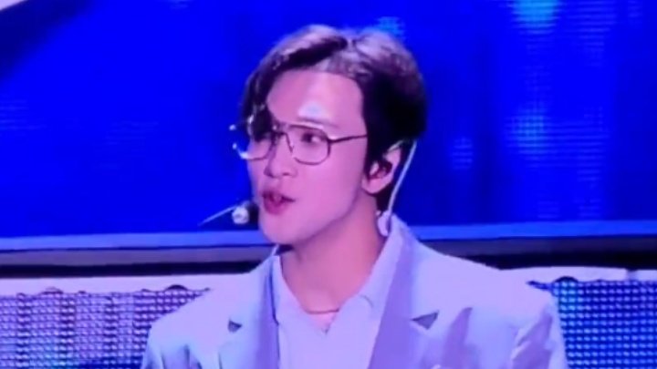 haechanprints's tweet photo. haechan in suit and specs 🫠 https://t.co/T6r6LkAqT3