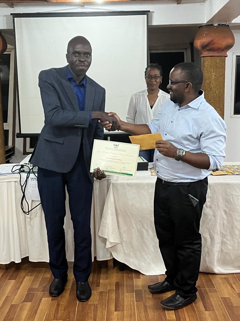 Best Clinician in MMed year two, Dr. Katsigazi Ronald, receiving his certificate from Dr. Charles Musoke. Congratulations @KatsigaziRonald #Dinner2022 @MakCHS_SOM @MakerereCHS