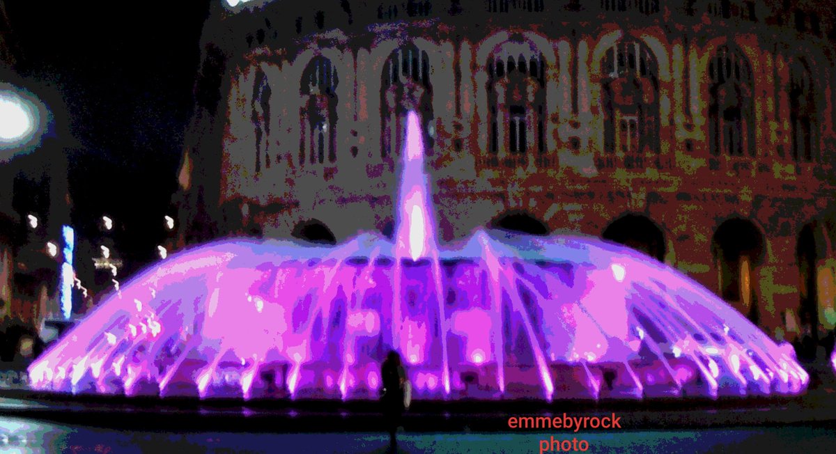 emmebyrock's tweet photo. #Genova Piazza #DeFerrari by night, il centro del #Centro della #Citta' come ho detto ad alcuni simpatici turisti veneti in visita alla citta'. Photo #emmebyrock https://t.co/5ag5g9WLiQ