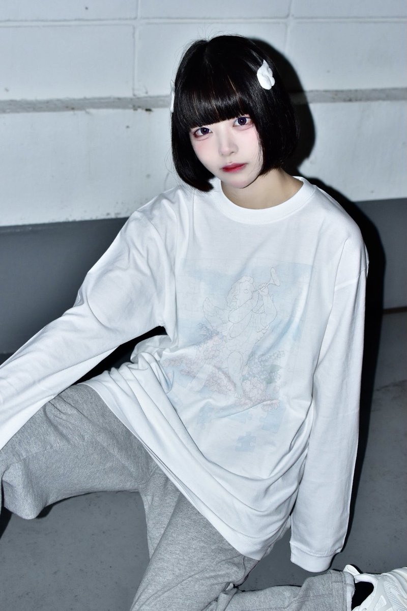 mksk_417's tweet photo. 僕がデザインしたロンTが今日21:30〜
販売開始します！

サイズ L XL XXL

モデル着用サイズ XL

￥4620（税込）

石膏の天使をモチーフに全体がパズルで出来ていて薄めにプリントされたデザインがどんなコーディネートにも合わせられる万能ロンTを作りました！

通販サイト
https://t.co/u9pasgJtB0 https://t.co/CnNgJUGB5g