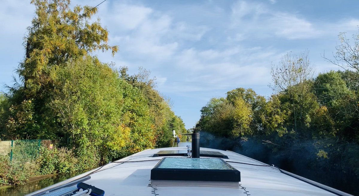 widebeamandwel1's tweet photo. And we’re off! Lovely to be out cruising in the autumn sunshine ☀️ #autumn #boatlife #wereoff https://t.co/UTJsC0GnGE