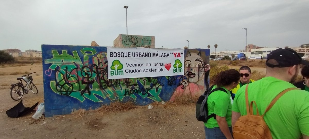 HuelinTV's tweet photo. Jornada de plantación y riego en @BosqueUrbanoMA con participación de vecinos y vecinas en apoyo del proyecto medioambiental para la zona, que una vez más está siendo lastrado por el ayto. @malaga ante la petición de costas judiciales por la paralización de construcción de torres https://t.co/UIcnjRDioM