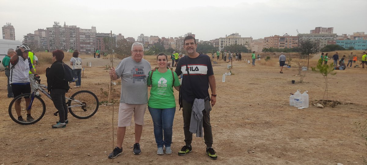 HuelinTV's tweet photo. Jornada de plantación y riego en @BosqueUrbanoMA con participación de vecinos y vecinas en apoyo del proyecto medioambiental para la zona, que una vez más está siendo lastrado por el ayto. @malaga ante la petición de costas judiciales por la paralización de construcción de torres https://t.co/UIcnjRDioM