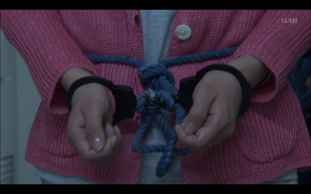 saichaaaaaaaann's tweet photo. 朝日奈耀子検事シリーズは良いですよね。
#手錠　#腰縄　#handcuffed #handcuffs https://t.co/gtNRsSOlHf