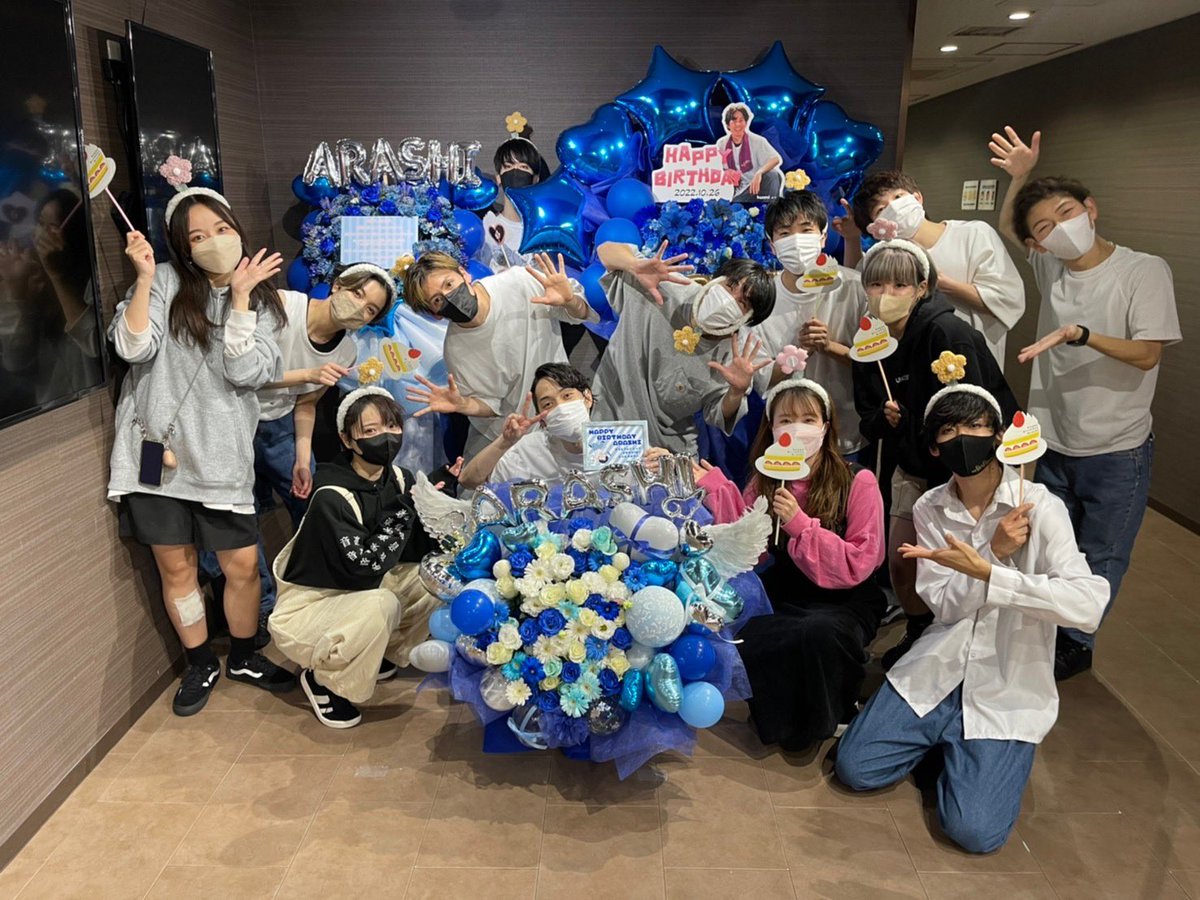 arashi_SDN's tweet photo. 2週に渡ってお祝いして頂けるとは思ってもおりませんでした😭😭😭
皆さんとは相思相愛だと再確認しました🥰💕
スタンドフラワーも3つも貰っちゃって🥰
今日はこの花浮かべてお風呂入ります🛀
てめーらありがとうな。 https://t.co/ytEUBEiCYx