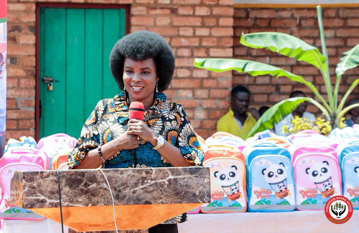 action_bonne's tweet photo. Son Excellence Angeline Ndayishimiye, Présidente de la Fondation Bonne Action UMUGIRANEZA a vivement remercié l'Ambassadeur de Chine au Burundi de la collaboration étroite entre cette Ambassade et l'Office de la Première Dame. https://t.co/ydkt9mN5Mw