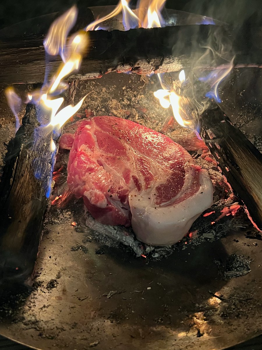 satox_japan's tweet photo. 直接焚き火に肉塊を入れて焼く薪火料理。
ピア万代で買った越乃黄金豚肩ロース塊肉を焚き火にぶち込みました。
味付けは塩胡椒のみ。
薪の香りがついて旨い♪
#キャンプ #camp #キャンプめし #キャンプ飯 #焚火 #焚き火 #薪火料理 #ステーキ #キャンプ好きと繋がりたい #caleman #ファイヤーディスク https://t.co/EjFbujPlAC