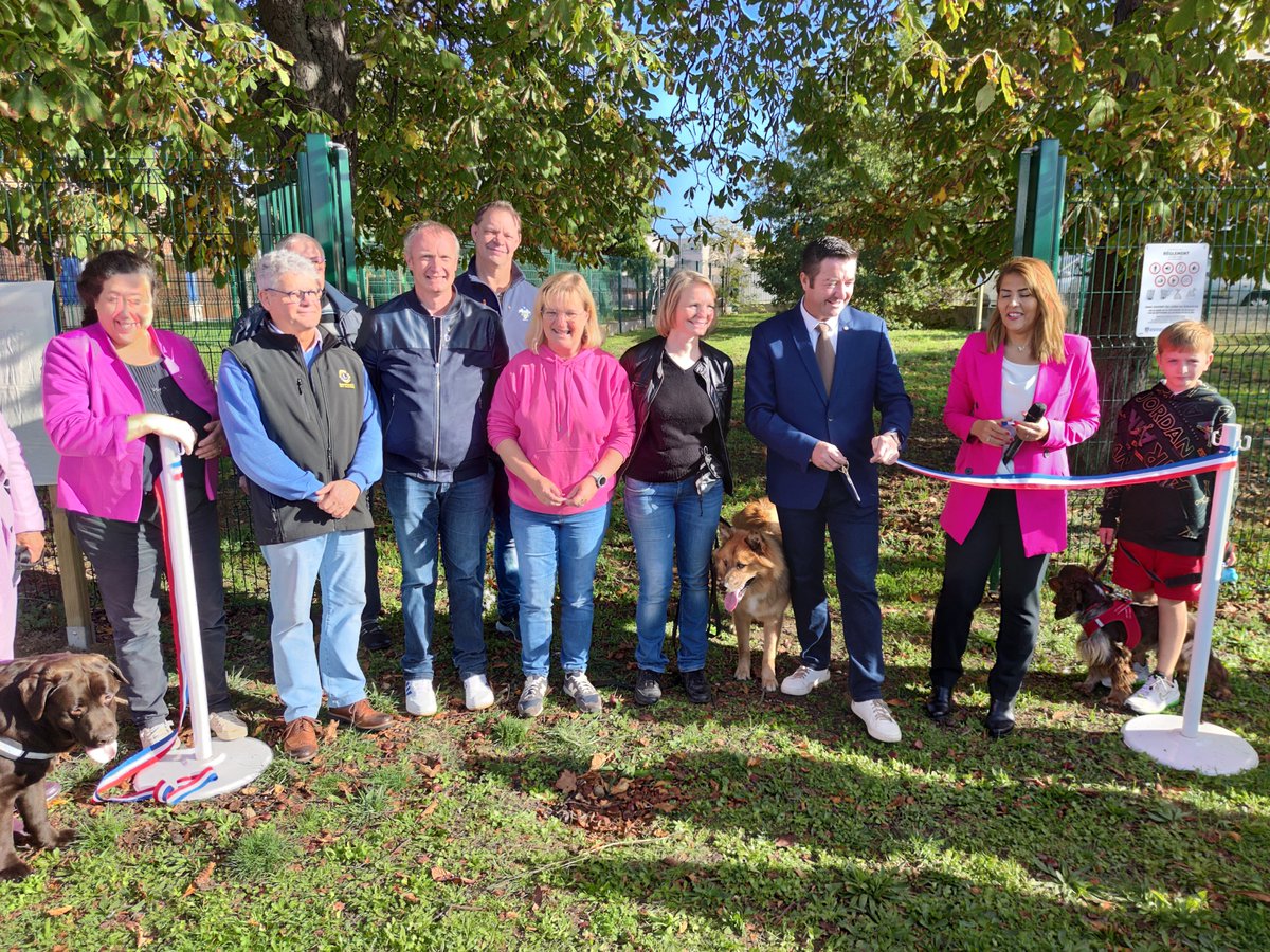 villepoissy's tweet photo. #Inauguration Le parc canin Fado de Saint-Exupéry est inauguré ce samedi 22 octobre en présence de Sandrine Berno Dos Santos, maire de Poissy, Hatice Barré, conseillère municipale déléguée au bien-être animal, Karl Olive, député des Yvelines, des élus et Pisciacais ✂️ https://t.co/85QNpP4M1J