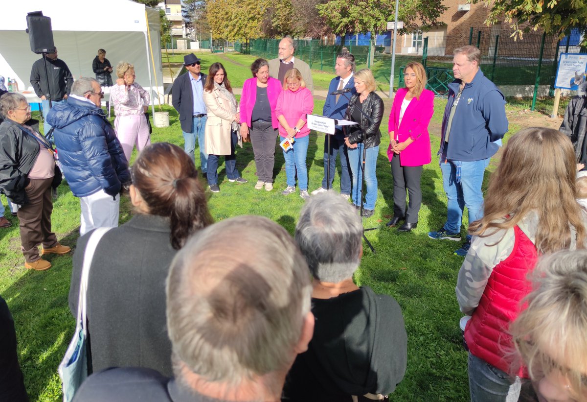 villepoissy's tweet photo. #Inauguration Le parc canin Fado de Saint-Exupéry est inauguré ce samedi 22 octobre en présence de Sandrine Berno Dos Santos, maire de Poissy, Hatice Barré, conseillère municipale déléguée au bien-être animal, Karl Olive, député des Yvelines, des élus et Pisciacais ✂️ https://t.co/85QNpP4M1J