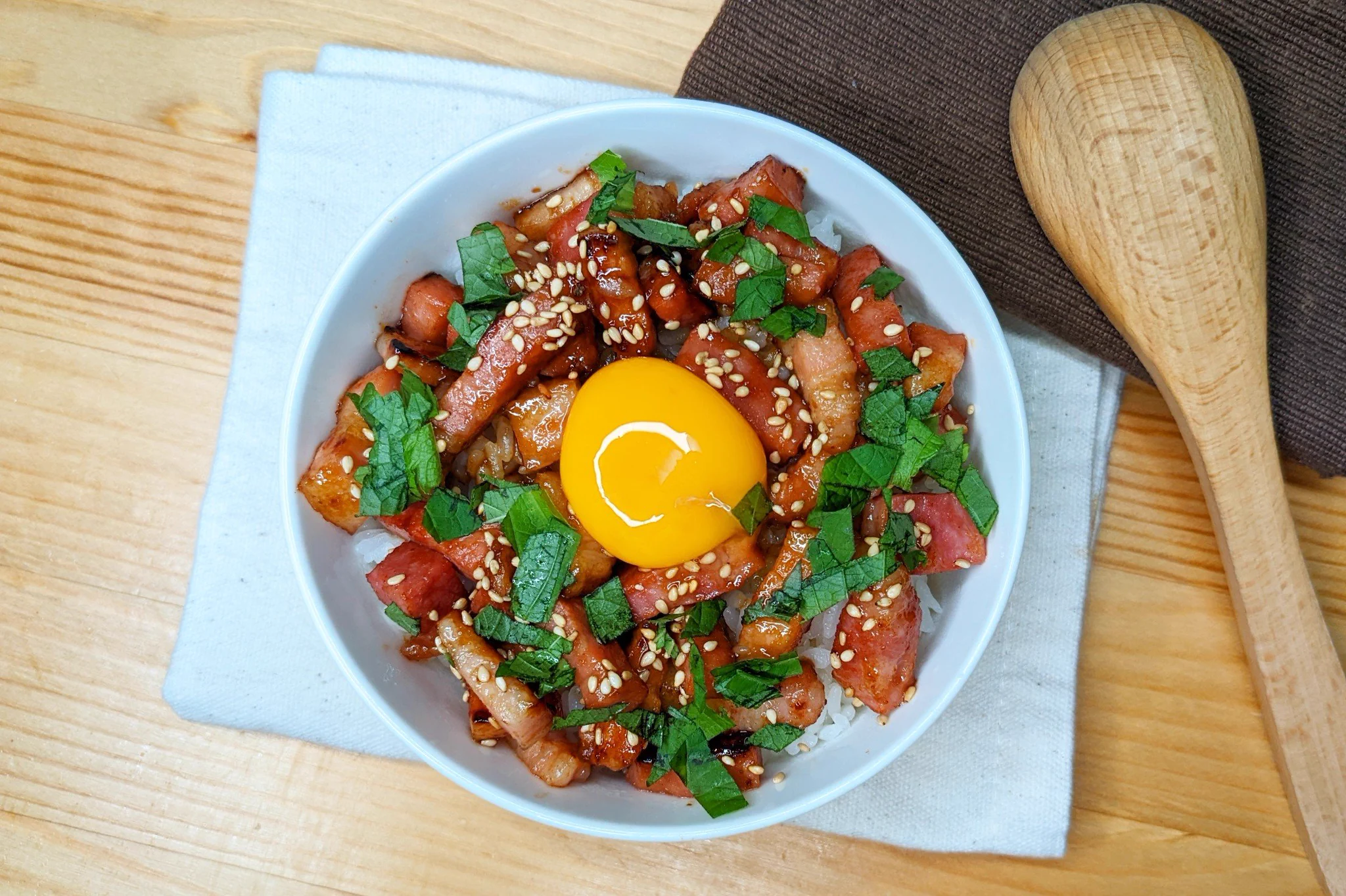 食べ応えも満足感も抜群！「大葉とベーコンの焼肉丼」。