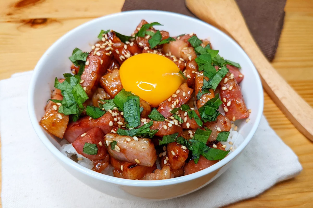 食べ応えも満足感も抜群！「大葉とベーコンの焼肉丼」。