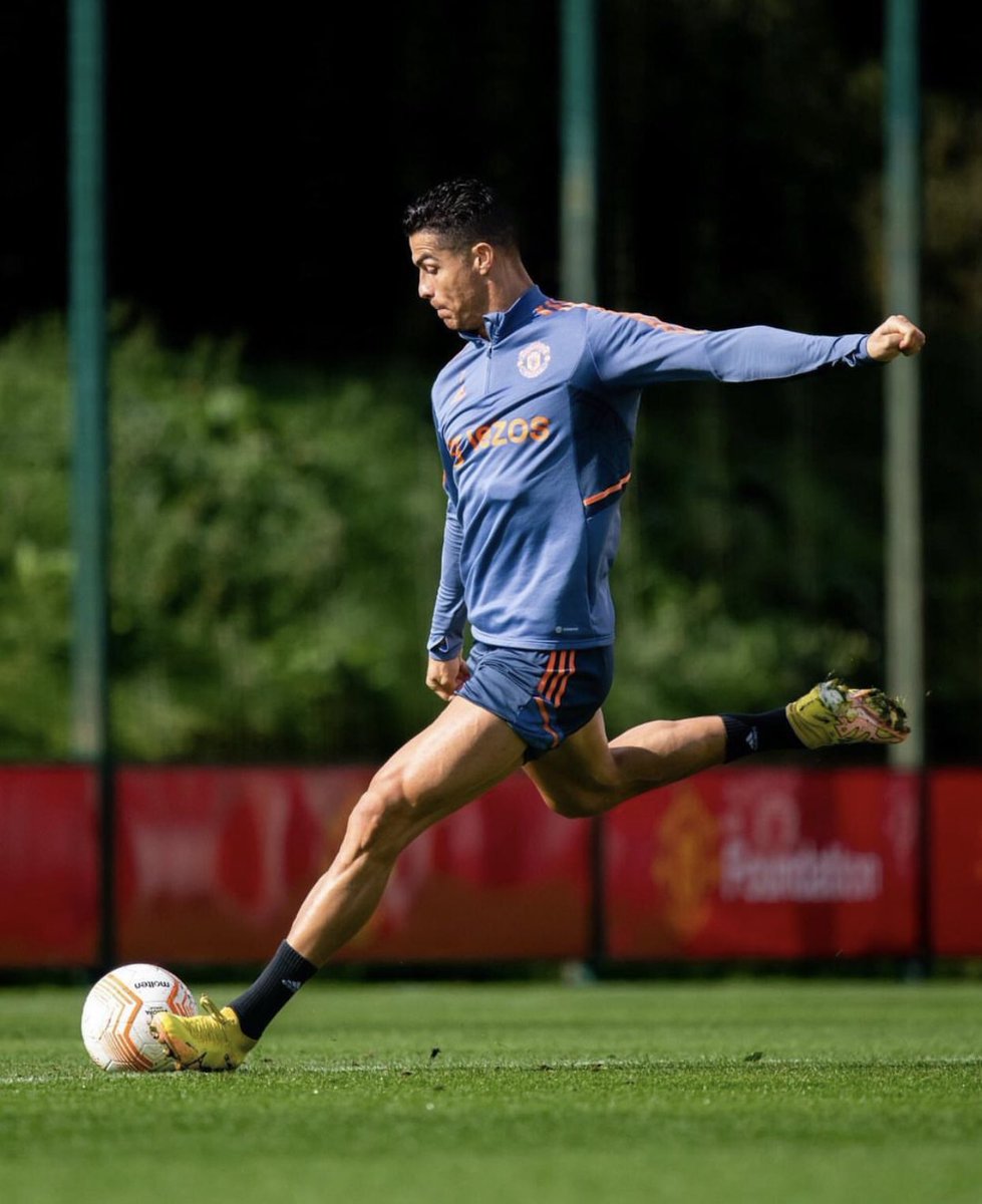 hanifmaww's tweet photo. Gamau munafik, karena jujur alasan gua nonton emyu adalah hanya untuk melihat Cristiano Ronaldo sebelum masa pensiunnya. Sorry to say for me CR7 bigger than MU, bagi gua pemain sepakbola adalah contoh nyata keindahan sepakbola sedangkan Club murni hanya sebuah bisnis. #Cristiano https://t.co/mUGlg9NMPB