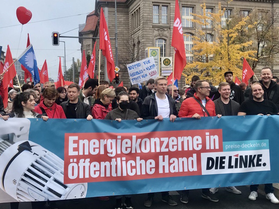 Wir sind dabei, gemeinsam mit vielen, vielen anderen Menschen in Berlin für einen #solidarischerHerbst. #b2210