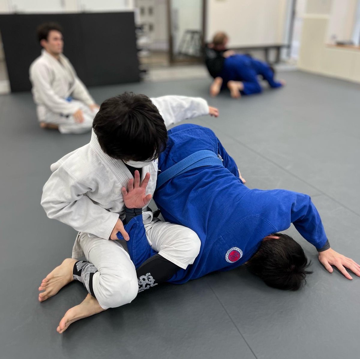 Sparcrew_BJJ's tweet photo. 土曜クラス、ハーフガード下の総括でした。
大竹さんが復帰しました🥋今日もみんなでRight Sparでした❗️OSS
ブラジリアン柔術を始めたい方、DMでお気軽にお問い合わせください!
#梅ヶ丘
#ブラジリアン柔術
#世田谷習い事
#地域密着
#brazilianjiujitsu
#local
#scramblegi
#小田急線
#世田谷区 https://t.co/9rfftwTAhF