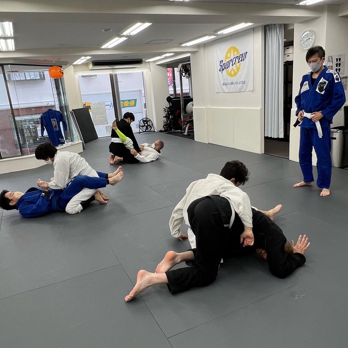 Sparcrew_BJJ's tweet photo. 土曜クラス、ハーフガード下の総括でした。
大竹さんが復帰しました🥋今日もみんなでRight Sparでした❗️OSS
ブラジリアン柔術を始めたい方、DMでお気軽にお問い合わせください!
#梅ヶ丘
#ブラジリアン柔術
#世田谷習い事
#地域密着
#brazilianjiujitsu
#local
#scramblegi
#小田急線
#世田谷区 https://t.co/9rfftwTAhF