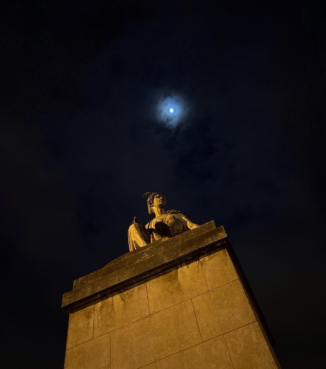 Louvre at first light…I’ve kicked off the European leg of my Body of Work tour….Paris, you have been très excellent. Merci beaucoup! LISBON, BARCELONA, REYKJAVIK…I’ll see you all next week…check out hannahgadsby.com.au for all the details and all the stops…if you want