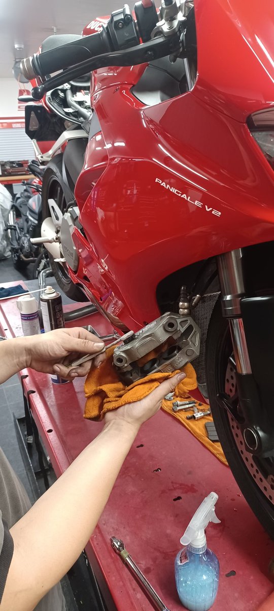 DucatiOsakaEast's tweet photo. 12ヶ月点検作業中の風景です。
ブレーキキャリパの中までキレイにしてます。
#ducatiosakaeast
#scramblercamposaka
#bannerracing
#ducati
#ducatista
#ducatistagram
#ducatilife
#ducatigram
#ドゥカティ大阪イースト
#スクランブラーキャンプ大阪
#バナーレーシング
#ドゥカティ https://t.co/ms48XrpgAN
