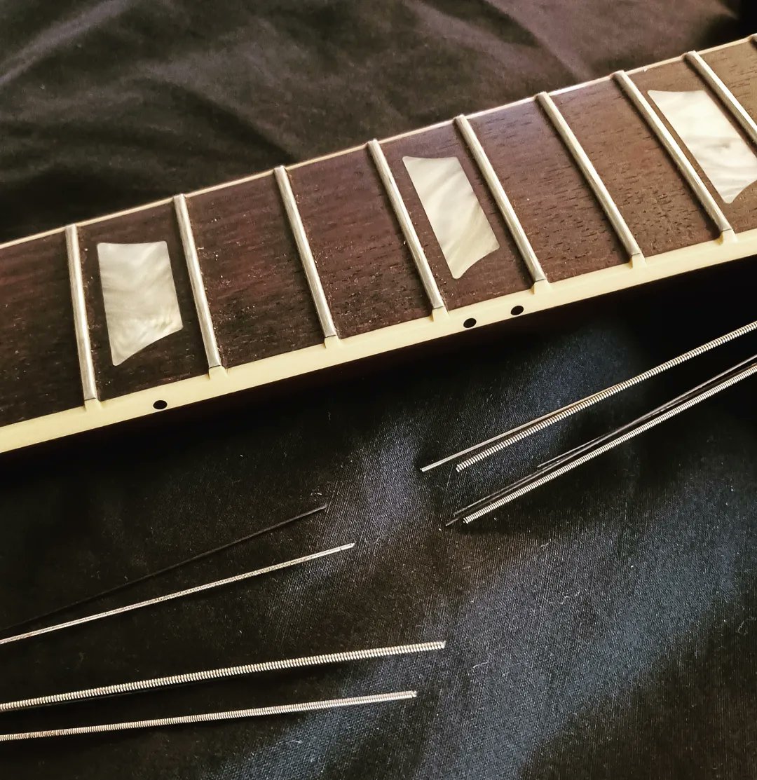ClemintineSD's tweet photo. It's that time again, fresh strings for the beast! 🤘🎸🖤🎵
#clemintine #gibson #lespaul #restring https://t.co/UF6oEZ0i0x