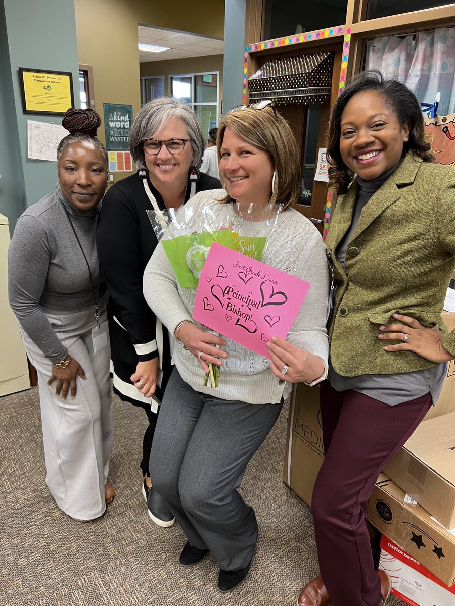 LajuandaThomas's tweet photo. We love and support our Principal 💐!!! #WilsonRangers123 #MPSAL #FabulousFirstGrade https://t.co/AoynRQv3L1