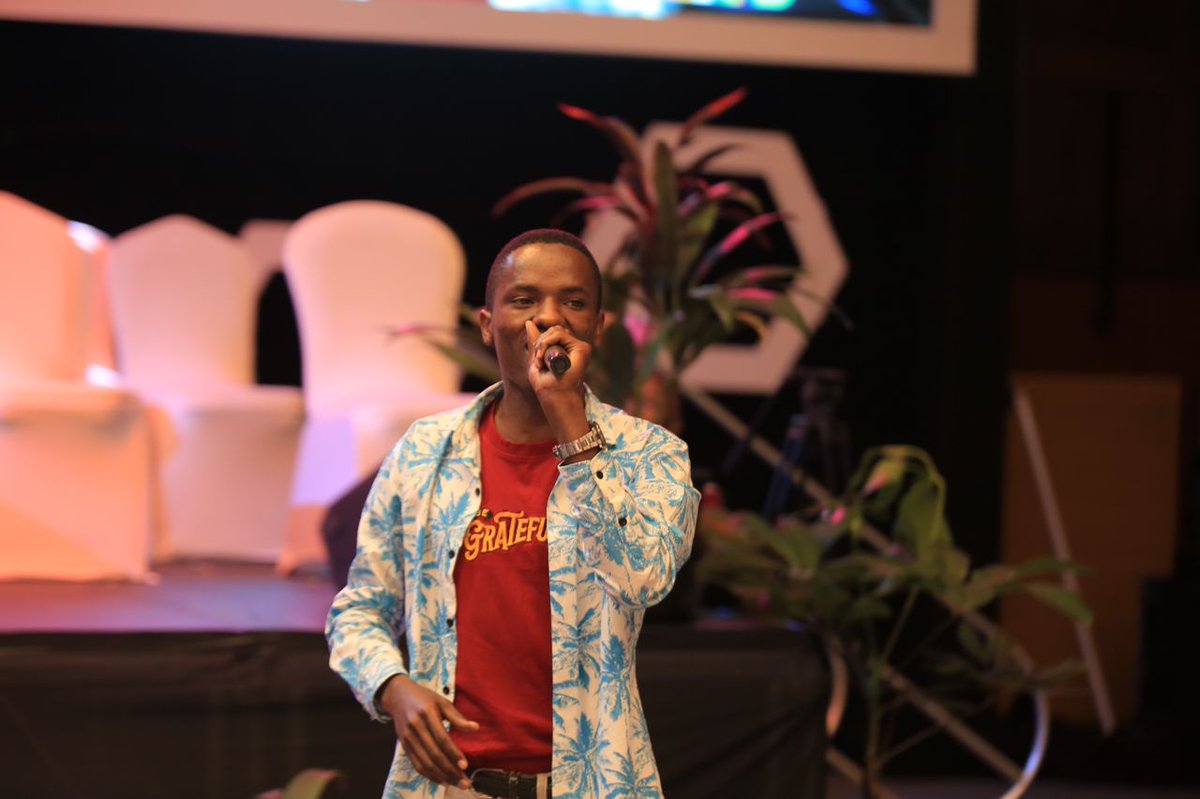enjuba1's tweet photo. @MurungiNuel's voice is mellifluous, having a smooth rich flow. He rocked the spellers with a mash up of #Obangaina.
#spellingbeeug22 @LEARNING_FRIEND @thementality_ug @_iamkabera_ @UWamboze @nuwe_ahereza @khlaekenth https://t.co/9zgRrRijLw