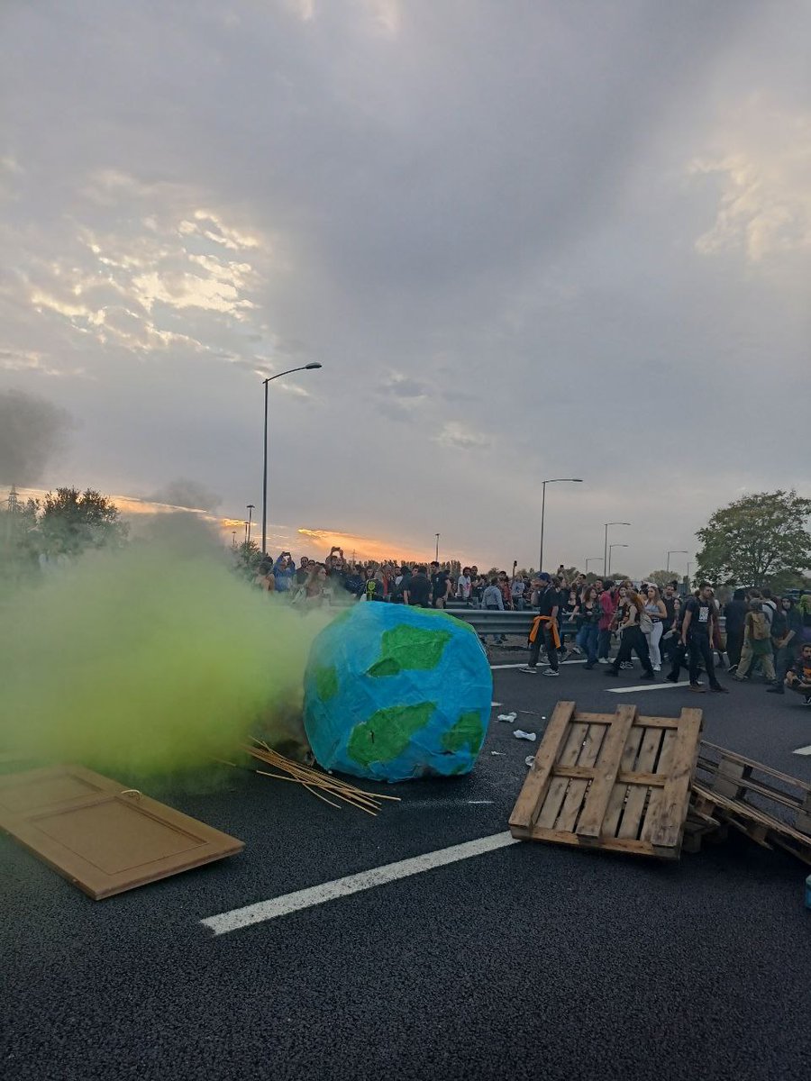 DinamoPress's tweet photo. 30mila persone in manifestazione a #bologna, contro la crisi economica, ecologica e sociale, #convergere per #insorgere https://t.co/YKUNyXunMA