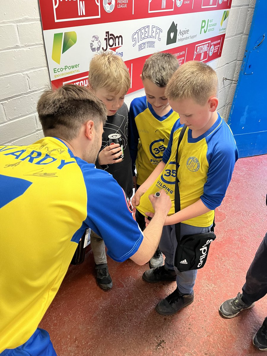 parksteelsfc's tweet image. He even got to sign shirts @Jonny_Richards1