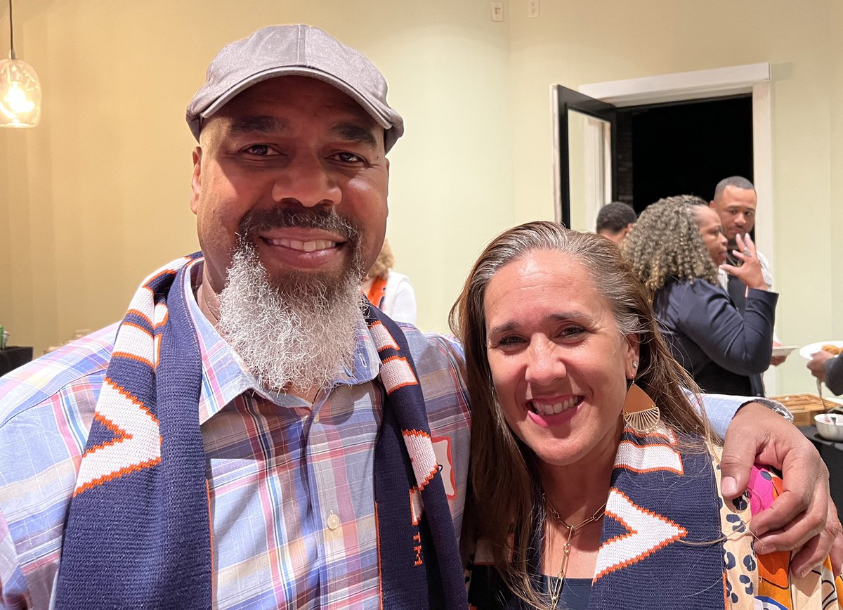 Thank you, Joe and Teresa, for hosting a great evening for the Hoos!! 🔶⚔️🔷 @UVAFootball #GoHoos