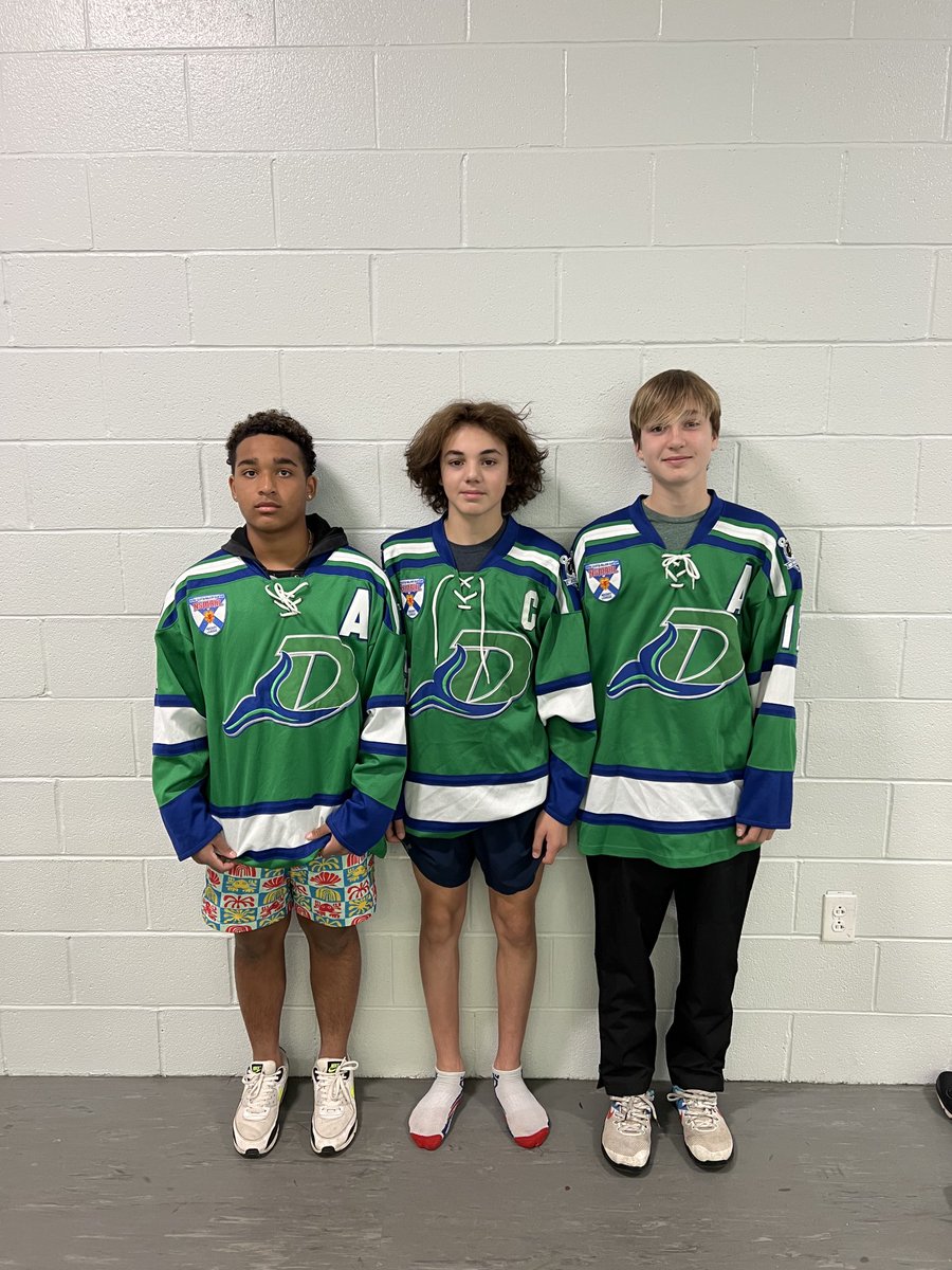 WhalersMBHockey's tweet photo. ⁦@WhalersMBHockey⁩ leadership group 2022-23! ⁦@JaceEva19863169⁩ Ryan Aucoin &amp; London Oppong #WhalerProud 🐳 https://t.co/vZBcWhLjqJ