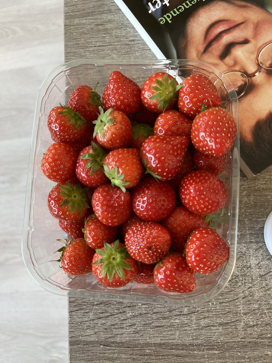 RobbinKalkhove1's tweet photo. Vanmiddag Hollandsche Aardbeien gekocht op de #leidsche Markt

#leiden 
#aardbeien https://t.co/ic5185tmpP