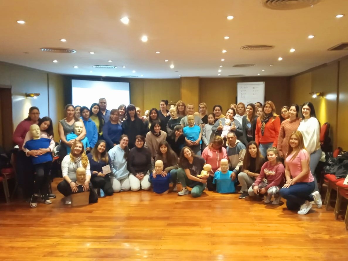 Agradecemos a los asistentes del curso de RCP y Primeros Auxilios de hoy Sábado en CABA.¿Participaste? Compartí la foto grupal y contanos que te pareció. ¿Te lo perdiste? Podes tomar la version grabada con certificado en nuestra plataforma tocando aca reanimar.com.ar/virtual