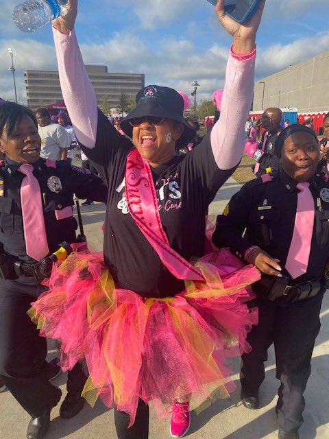 DallasPD's tweet photo. Together we are better! Supporting our community and one of our own. #BreastCancerAwarenessMonth2022 #COLDTeam #morethanpink https://t.co/VIcghEpyhZ