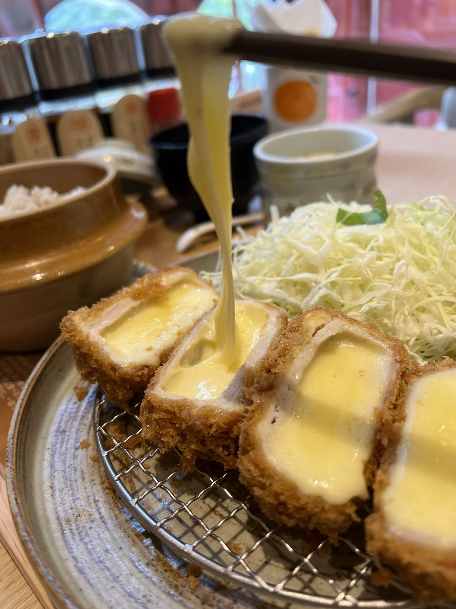 K81WF's tweet photo. 📍Kogoro Katsu สายชีสต้องเลิฟแน่ หมูทอดทงคัตสึไส้ชีสสสส สาขาเดียวในไทย จากญปสู่ใจกลางสยามเลย มาพร้อมข้าวญป ซุป ไข่ตุ๋น ผักดอง กะหล่ำปลีฝอยที่จัดไปไม่อั้น เอาจริงน่าทานหลายเมนูเลย เดี๋ยวจะไปซ้ำอีก รักกก 🧀💖🫶🏼🥹 @aroii  #อร่อยจนต้องรีวิว #อร่อยบอกต่อ https://t.co/M3YaAURoZg