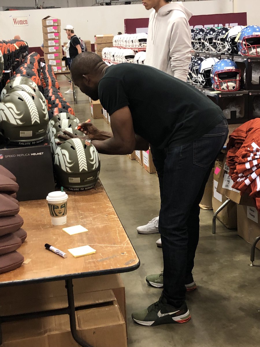 CSASHOWS's tweet photo. Fans enjoyed seeing Champ Bailey at the CSA Show Saturday!
#champbailey #csashow #football #nfl #csashows #thehobby #whodoyoucollect https://t.co/XMSZUkdwOA