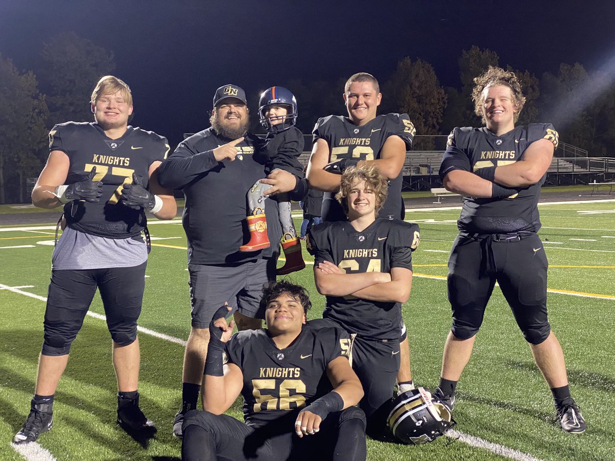 Trenches win games (and miller) couldn’t be more proud then these group of guys truly the best In buisness 💼 🤝@GnhsFootball @CoachGardnerOL @EvMcM3004 @Casey17086448
